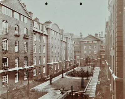 Bourne Estate: giardino formale del cortile, Londra da English Photographer