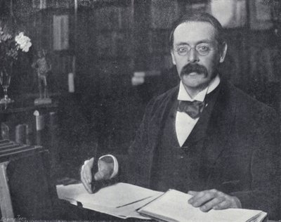 Edmund Gosse nel suo studio (foto b/n) da English Photographer