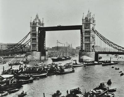 Navi passano sotto il Tower Bridge, 1894 da English Photographer