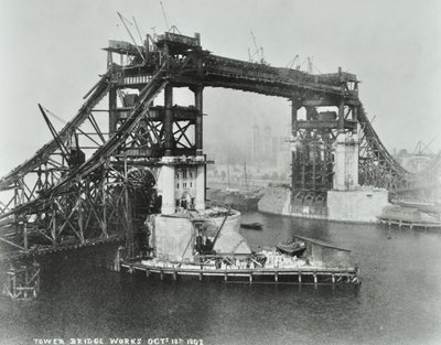 Tower Bridge in costruzione, 1892 da English Photographer