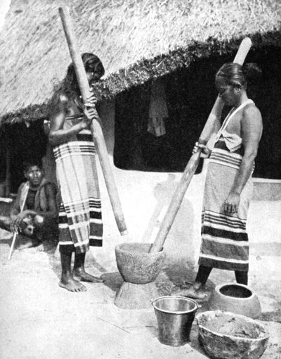 Donne Newar che pestano il grano, Nepal, 1936 da Ewing Galloway