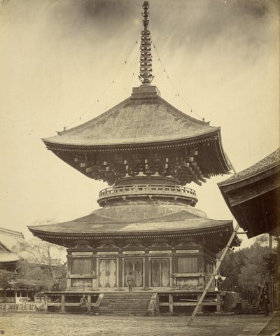 Pagoda a un Piano, Santuario Hachiman, Kamakura da Felice Beato