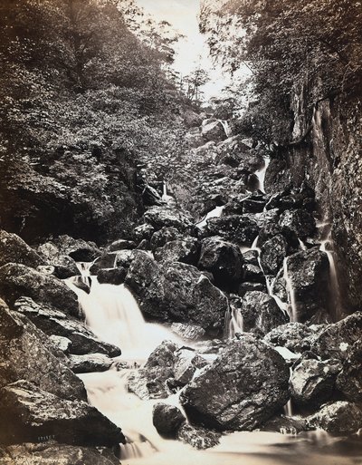 Paesaggio fluviale vicino a Derwentwater in Gran Bretagna da Francis Frith