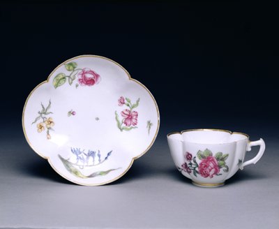 Tazza e piattino, Vincennes, c.1745-52 (porcellana) da French School