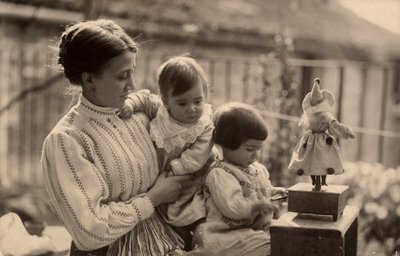 Donna con bambini e bambola da Phillipe de Marlier