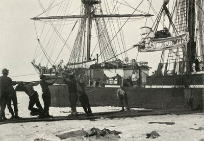 Sbarco di una slitta a motore, c1910-1913 da Herbert Ponting