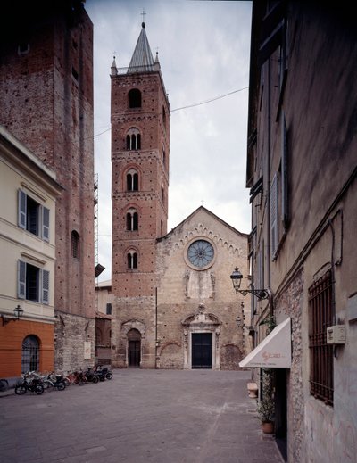 Vista della facciata e del campanile da Italian School