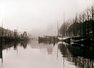 Barche sul canale, Dordrecht, Paesi Bassi da James Batkin