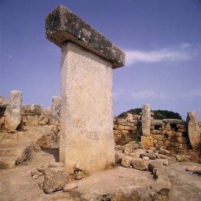 Taula nel sito archeologico, Minorca, Spagna da Megalithic Megalithic