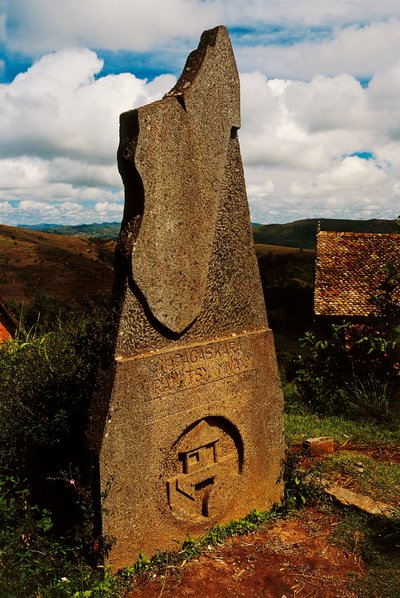 Stele raffigurante il Madagascar, Ambohimanga, Madagascar da Blaise Nicolas Le Sueur