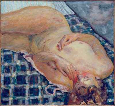 Nudo disteso, sfondo a quadri bianchi e blu da Pierre Bonnard