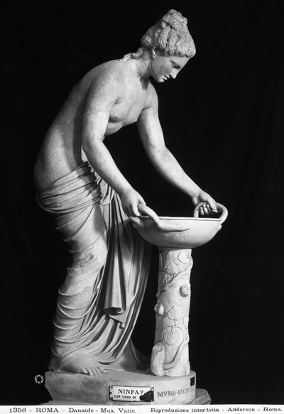 Statua che raffigura una Danaide da Roman Roman