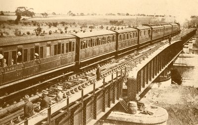 Un treno che passa sopra il ponte, c1930 da Unbekannt