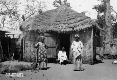 Una casa di vimini, Bathurst, Gambia, XX secolo da Unbekannt