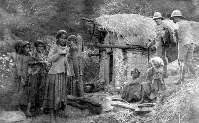 Ragazze e soldati britannici, colline di Chakrata, India, 1917 da Unbekannt