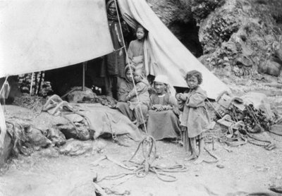 Famiglia di tribù collinare, Chakrata, 1917 da Unbekannt