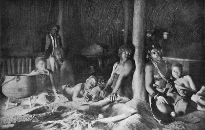 Interno di una capanna Zulu, 1912 da Unbekannt