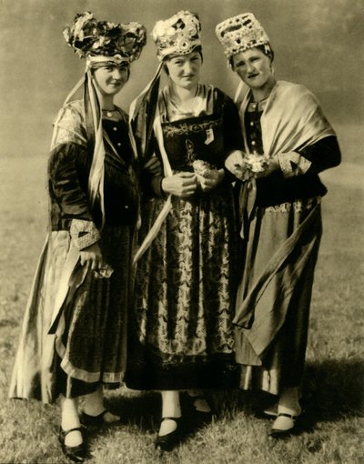 Giovani donne in costume tradizionale, Stiria, Austria, c1935 da Unbekannt