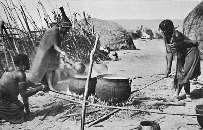 Mogli Zulu che preparano birra utshwala, Natal, 1912 da Unbekannt