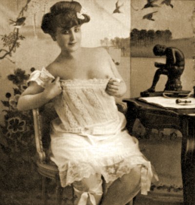 Giovane donna che mostra una camicia di pizzo, c.1900 da Unknown