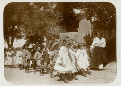 Passeggiata scolastica da Unknown photographer