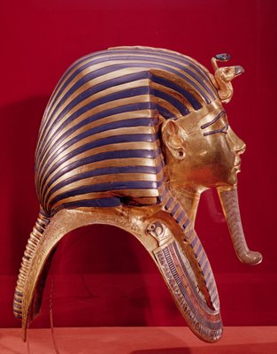 La maschera d&39;oro, dal Tesoro di Tutankhamon (c.1370-52 aC) c.1340 aC  (oro intarsiato con pietre semipreziose) (vedi 184085 per il lato opposto)