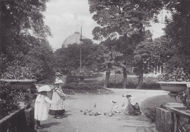 Nutrire i piccioni, Buxton da (after) English photographer