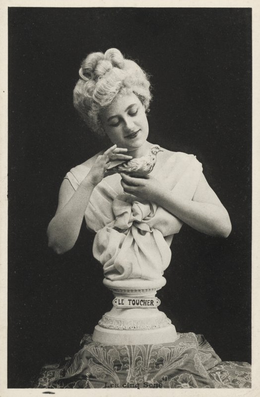Busto di donna con un uccello da French Photographer