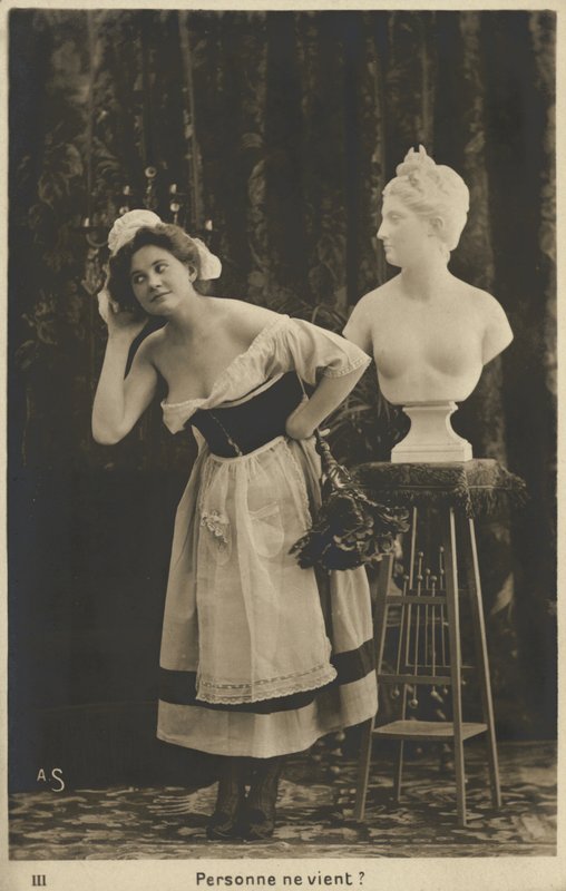 Cameriera francese che spolvera un busto da French Photographer