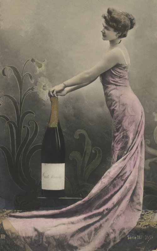 Ragazza con bottiglia di champagne da French Photographer