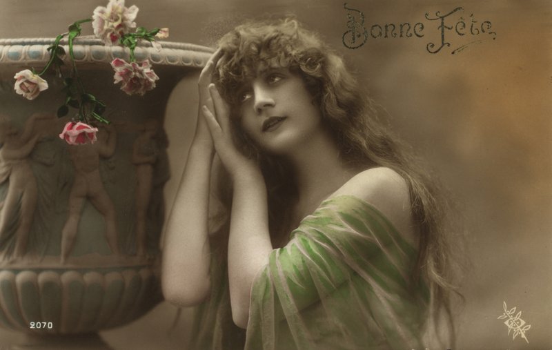 Ragazza con urna classica da French Photographer