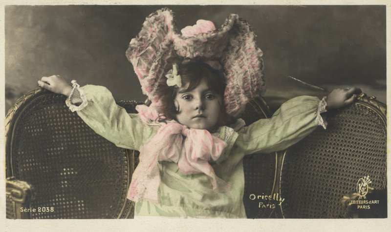 Bambina con un grande cappello da French Photographer