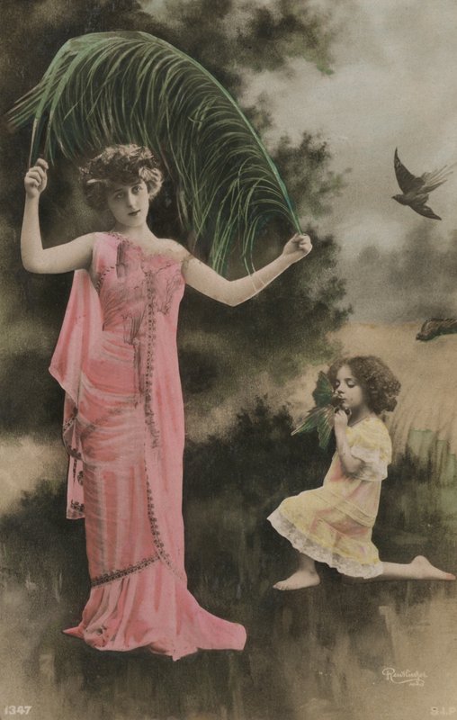 Donna e bambino con una palma da French Photographer