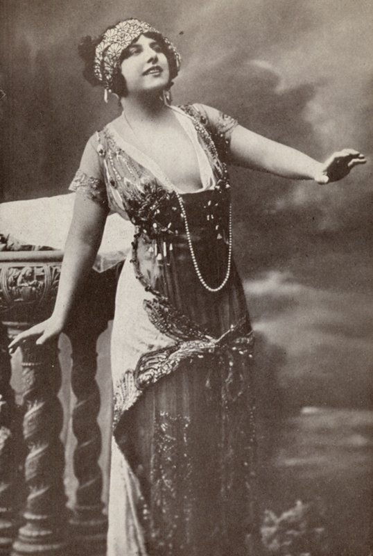 Geraldine Farrar, nel ruolo di "Tosca" (foto b/n) da American Photographer