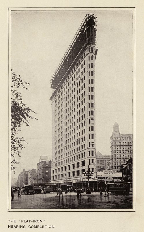 Il "Flat-Iron" in fase di completamento (foto b/n) da American Photographer
