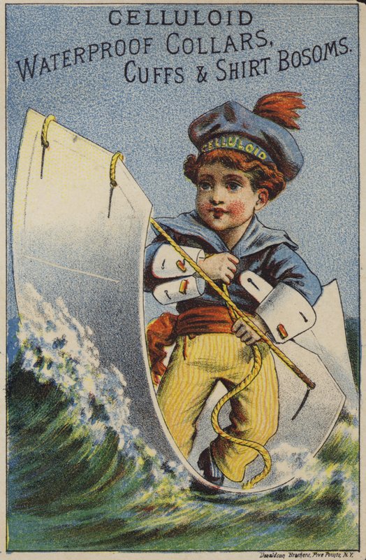 Ragazzo che fa surf sul polsino di una camicia da American School