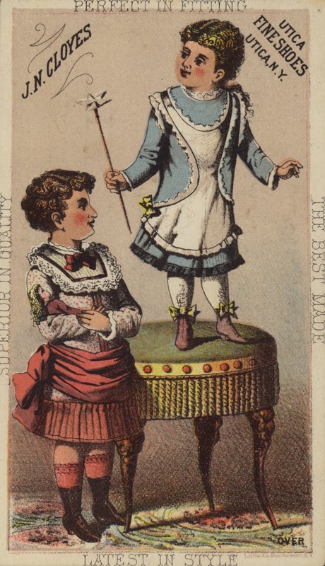 Ragazza in piedi su uno sgabello da American School