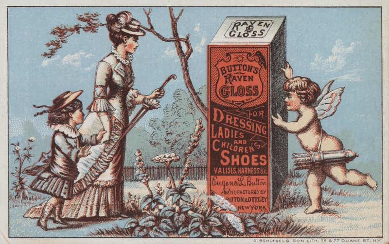 Signora e ragazza che guardano la lucentezza delle scarpe da American School