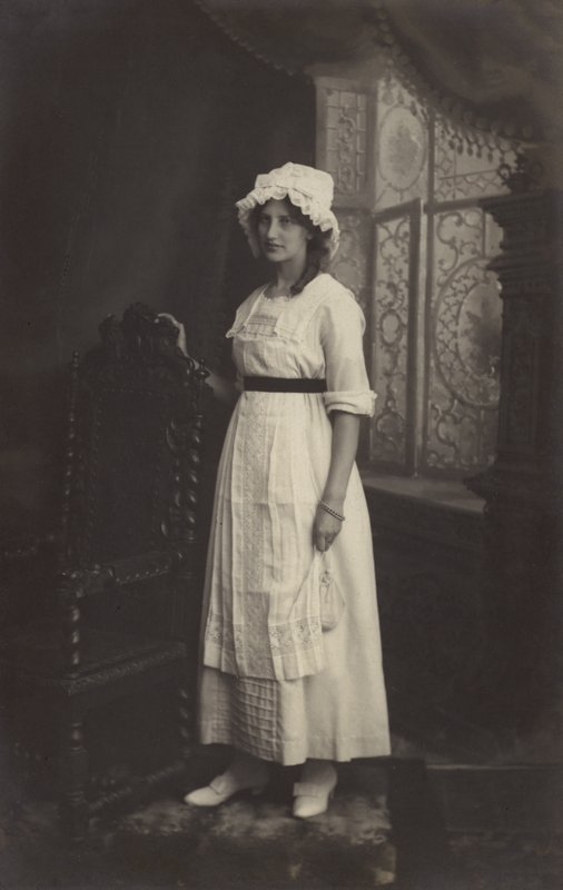 Ragazza con cappello di pizzo da Arthur C. Burgess