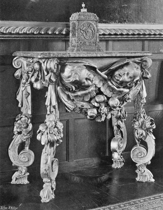 Una console di Grinling Gibbons da Charles Latham