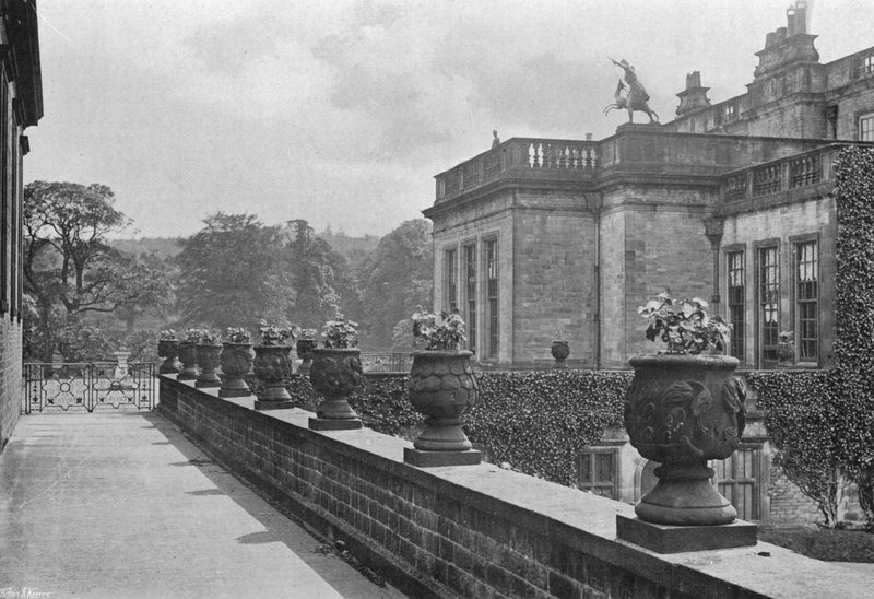 Vasi di Pietra Intagliata, Terrazza Est da Charles Latham
