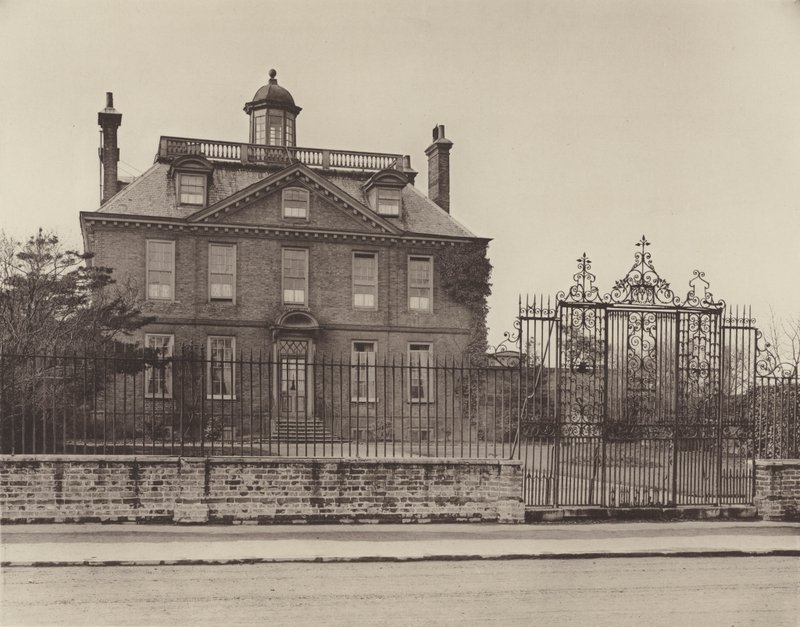 Eagle House, Mitcham da Charles Latham