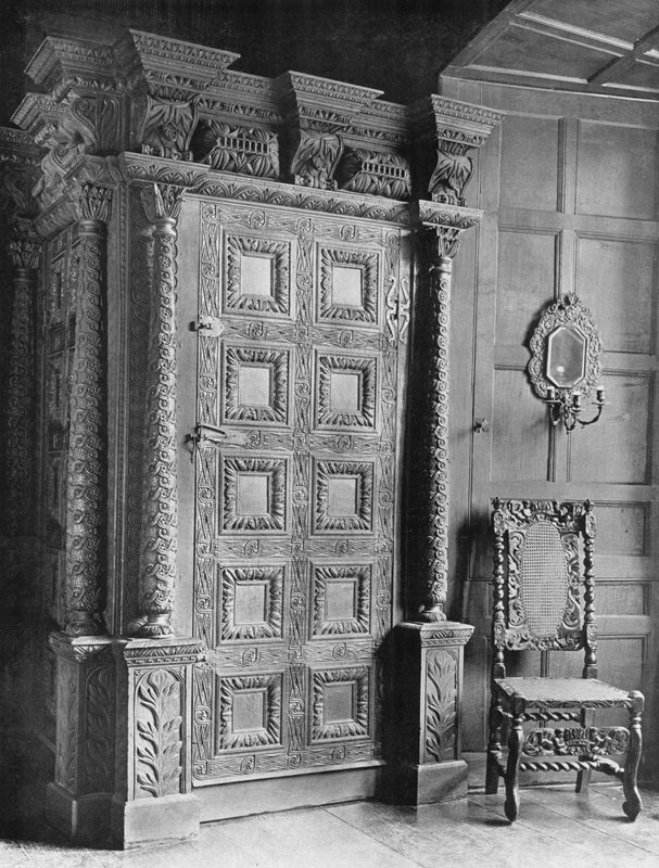 Portico interno nel salotto da Charles Latham