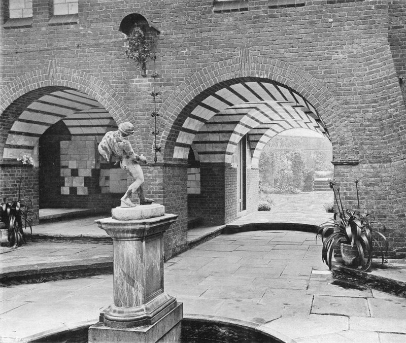 La corte della fontana da Charles Latham