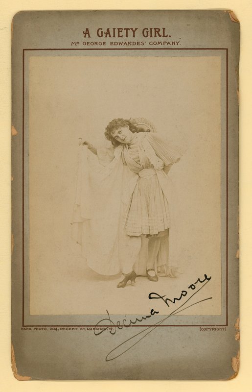 Una ragazza di Gaiety - Decima Moore da English Photographer