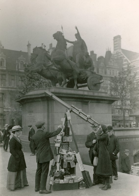 Un uomo che vende vedute attraverso un telescopio da English Photographer