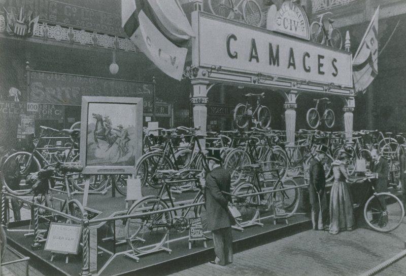 Biciclette in Gamages da English Photographer