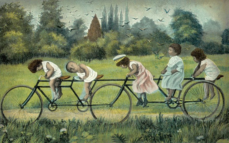 Bambini su una bicicletta a quattro ruote da English Photographer