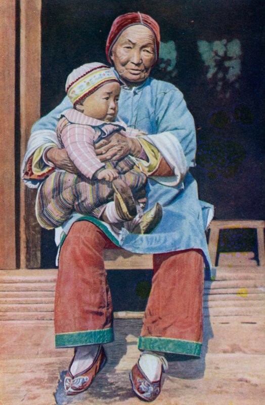 Nonna cinese, con pantaloni, con il nipote da English Photographer