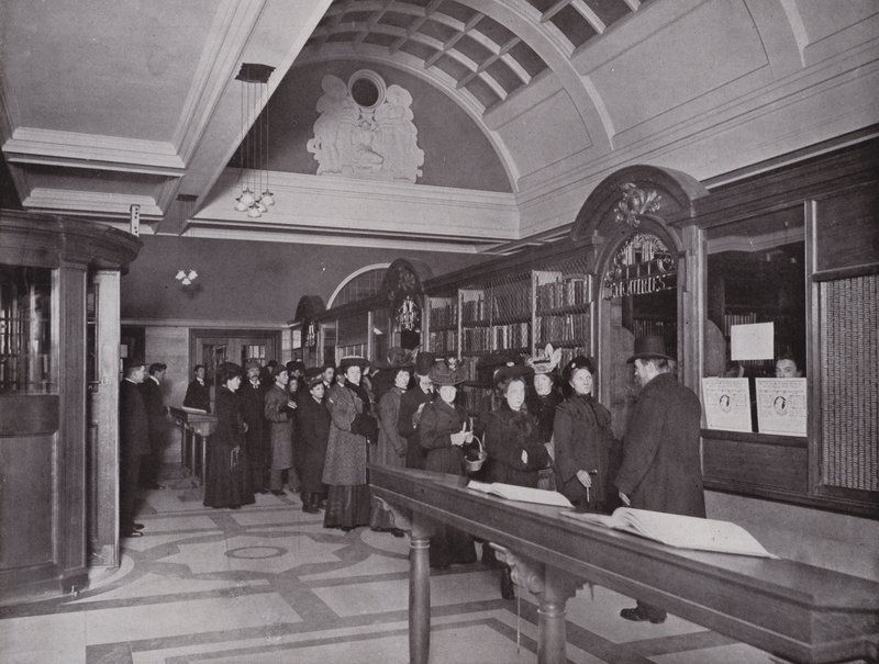 Nella Biblioteca Centrale Carnegie, Hammersmith da English Photographer